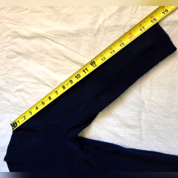 Neiman Marcus Womens Deep Blue V-Neck 100% Cashmere Sweater Size Medium - Picture 10 of 11